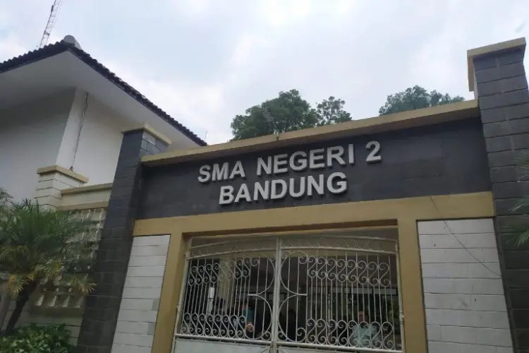 Dua Orang Siswa SMAN 2 Bandung Terpeleset Dari Lantai Dua