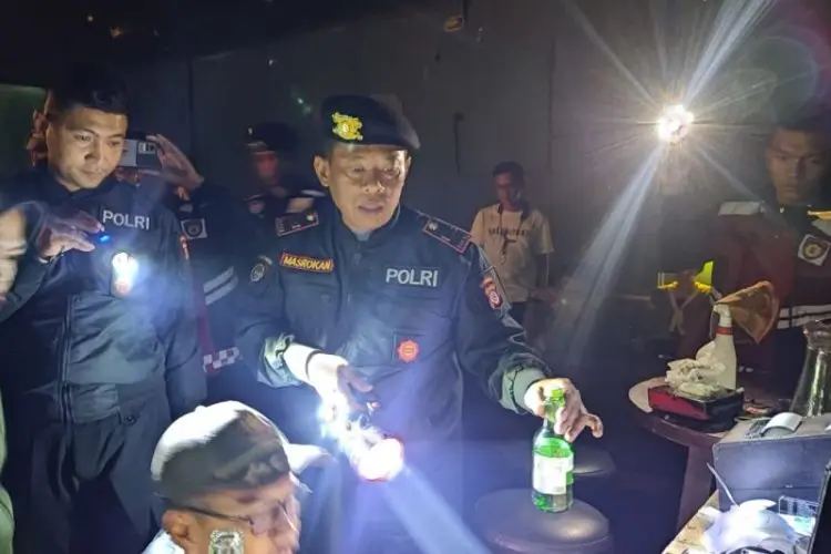 Aparat Gabungan  Sita Ratusan Botol Miras di Garut