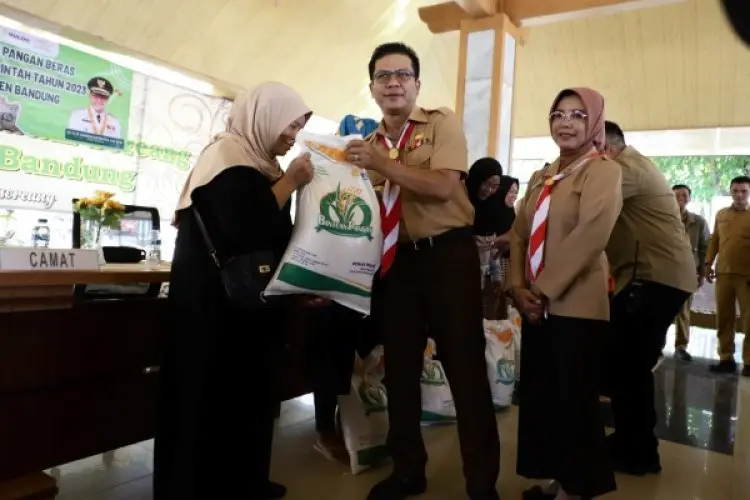 Dadang Supriatna Gelontorkan BLT dan Bantuan Beras di 31 Kecamatan se-Kabupaten Bandung