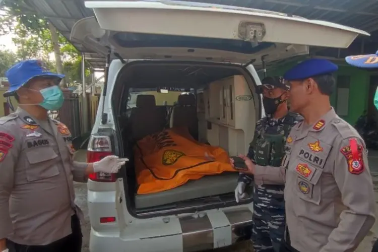 Satpolairud Evakuasi Jasad Nelayan yang Hilang di Perairan Garut