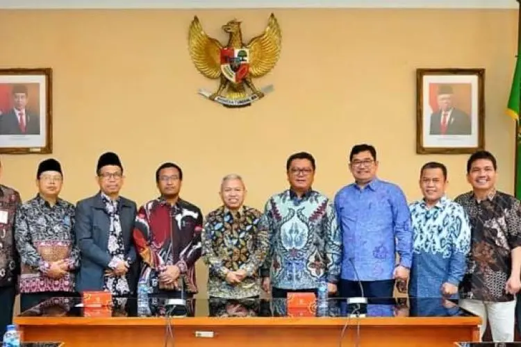 Pos Indonesia dan Kemenag Teken Nota Kesepahaman Layanan Pendidikan dan Keagamaan 