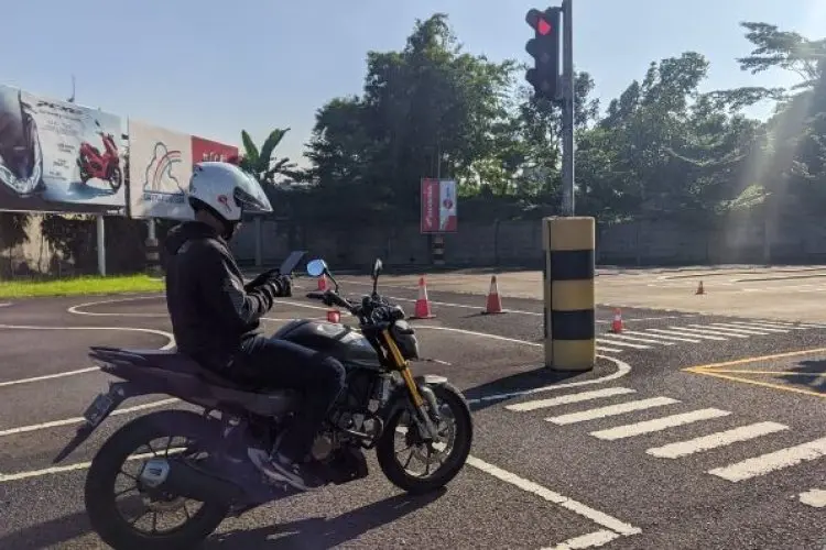 Bagi Pemotor, Hindari Penggunaan Smartphone Saat Berkendara