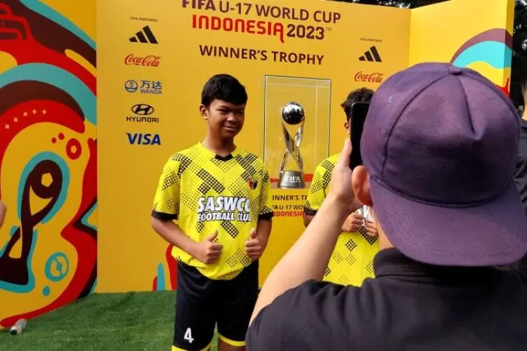 Ribuan Masyarakat Kota Bandung Antusias Meriahkan Tur Trophy Experience Piala Dunia U-17 2023 di Cikapayang Dago Park