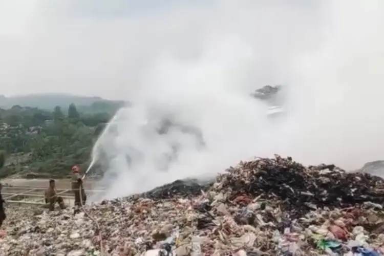 Kebakaran TPA Cikundul Sukabumi Telah Padam