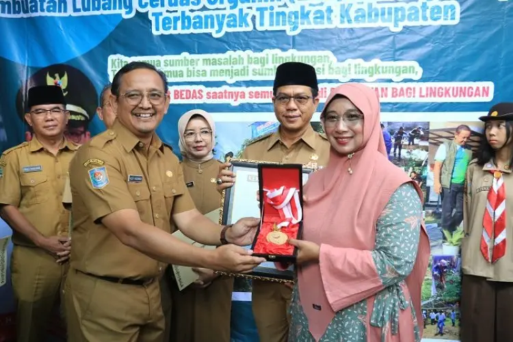 Gebyar Pembuatan Lubang Cerdas Organik Pemkab Bandung Dicatatkan Oleh MURI