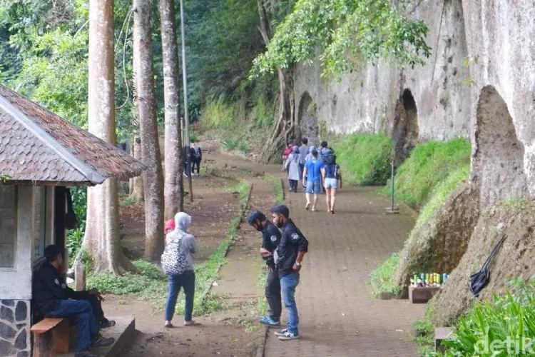 Coba Jalur Ekstrem, Empat Mahasiswa Tersesat di Hutan Lindung Tahura Djuanda