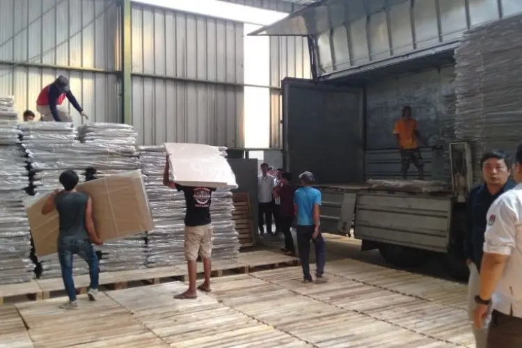 KPU Karawang Terima Logistik Pemilu 2024
