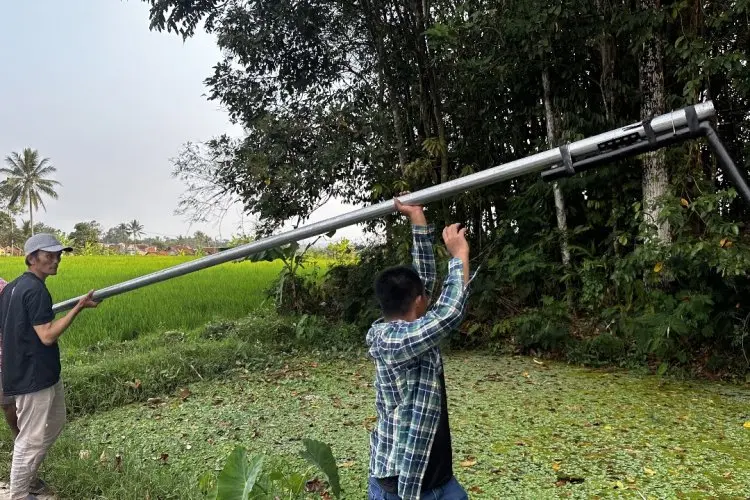 Ganjar Muda Padjajaran Pasang  PJU dan Berikan Tando Air, Warga: Ini yang Dibutuhkan