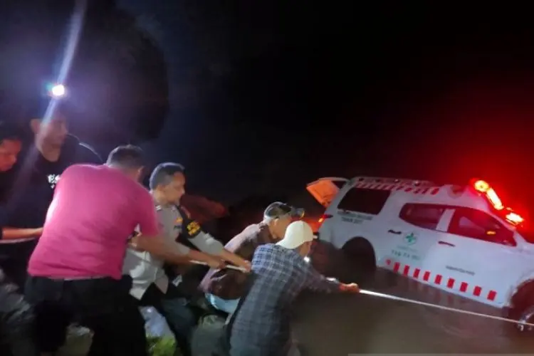 Bawa Ibu Hamil, Ambulans Ini Malah Nyebur 30 Meter ke Dalam Sungai