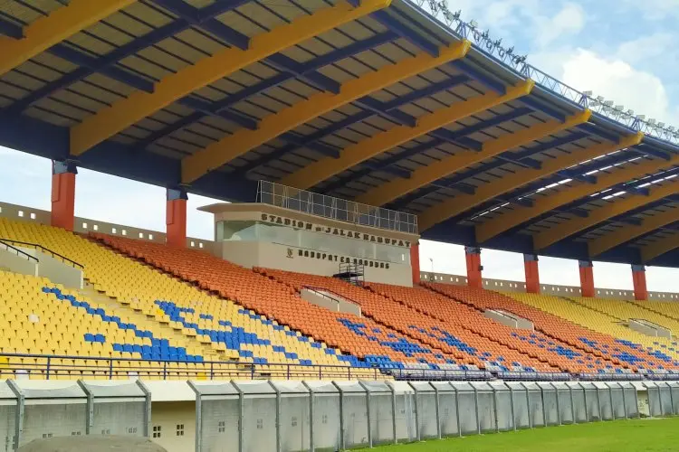 Bojan Hodak Sentil Stadion Yang Ada di Indonesia