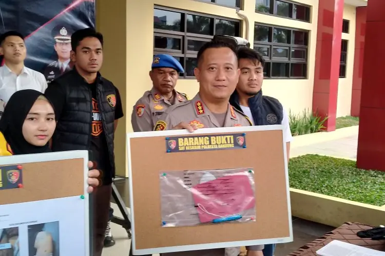 Cuma Gegara'Ditendang' di Grup Whatapps, Pria di Bandung Nekat Habisi Nyawa Teman Sendiri