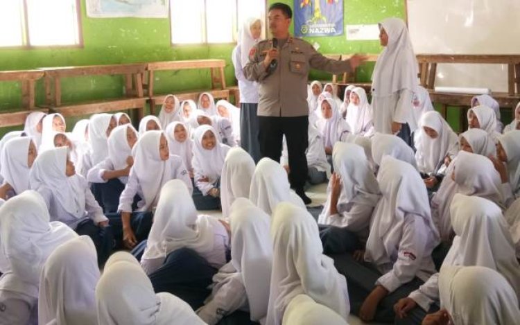 Lewat Progam Goes to School, Polsek Gununghalu Berikan Edukasi Siswa Soal Bahaya Perundungan