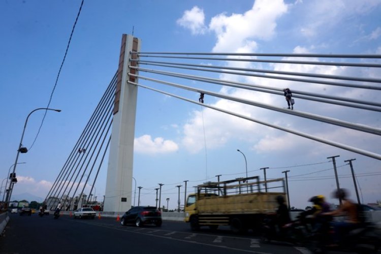 FOTO: Pengecatan Jembatan Layang Pasupati