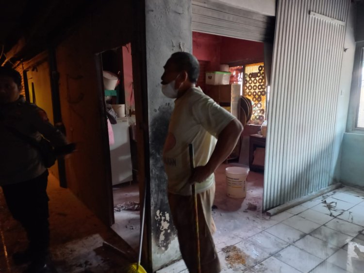 Dua Kios di Dekat Pasar Kosambi Terbakar