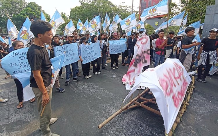 KNPI Kabupaten Bogor Bawa Keranda Mayat dan Kambing Simbol Tuli dan Matinya Kepedulian Bupati Bogor Iwan Setiawan
