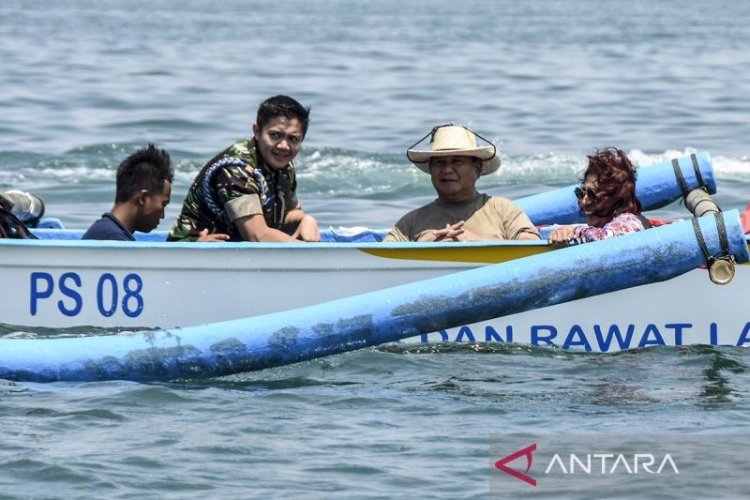 Tepati Janji, Prabowo Serahkan 10 Perahu Motor pada Nelayan Pangandaran