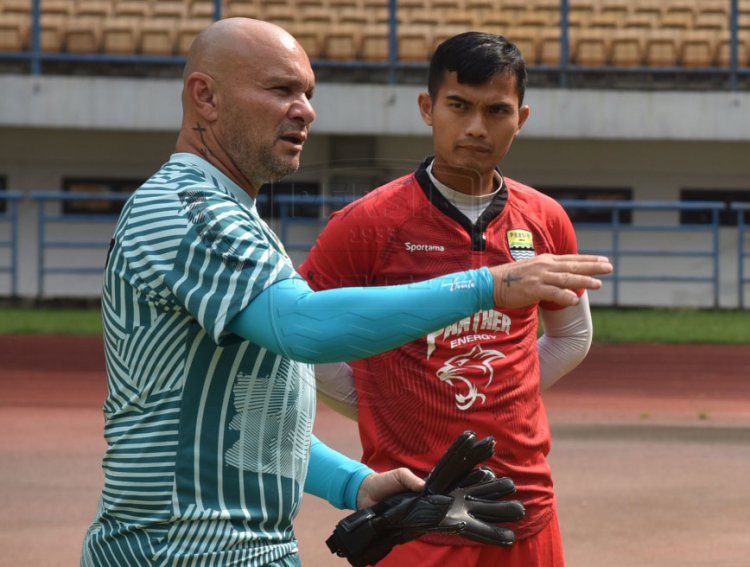 Pelatih Kiper Persib Puji Penampilan Nadeo Argawinata 