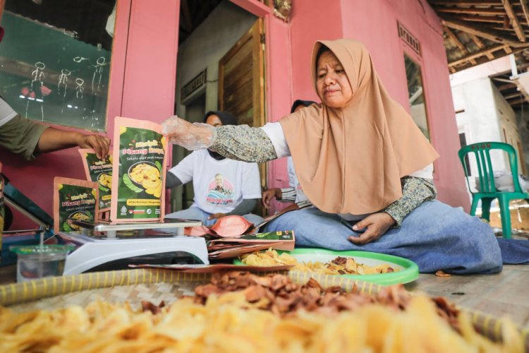 Tingkatkan Perekonomian, Istri Nelayan Ganjar Produksi Keripik Pisang