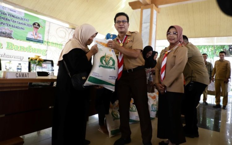 Dadang Supriatna Gelontorkan BLT dan Bantuan Beras di 31 Kecamatan se-Kabupaten Bandung