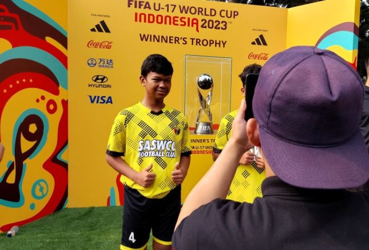 Ribuan Masyarakat Kota Bandung Antusias Meriahkan Tur Trophy Experience Piala Dunia U-17 2023 di Cikapayang Dago Park