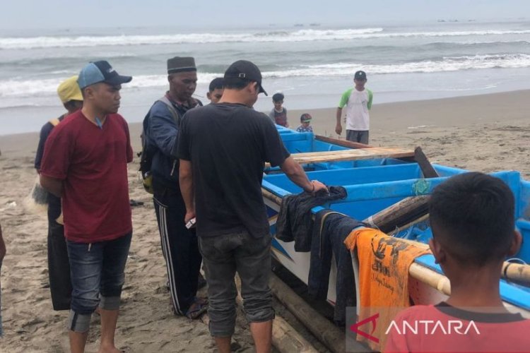 Dihantam Gelombang Tinggi, Nelayan Cianjur Dikabarkan Hilang Tenggelam, Tim SAR Masih Terus Mencari