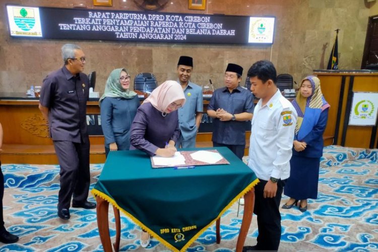 Pemkot Cirebon Sampaikan Laporan Raperda APBD 2024 ke DPRD