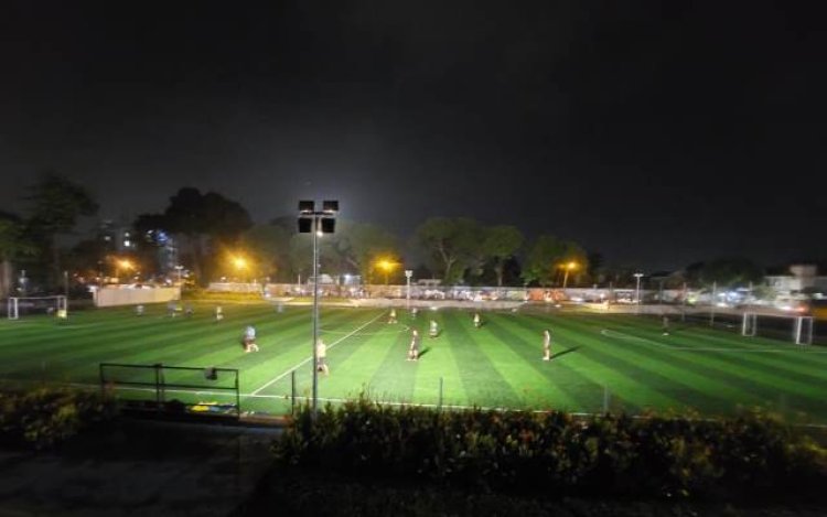 Disperumkim Kota Bogor Poles Lapangan Mini Soccer Manunggal dengan Tiang Lampu 