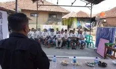 Sambil Benahi Lapangan, Kajol Dukung Ganjar Berikan Perlengkapan Olahraga 