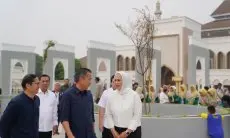 Bey Machmudin Tinjau Alun-alun Karawang Hasil Revitalisasi