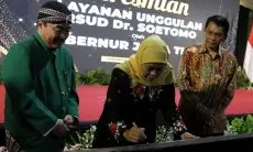 Pakai Jilbab Kuning di HUT ke-59, Golkar Mulai Goda Khofifah untuk Jadi Kader