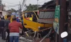 Hindari Kucing Nyebrang, Truk Pengangkut Sampah Seruduk Empat Kios di Jalan Brigjen Saptadji Kota Bogor