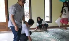 Santri Dukung Ganjar Bersama Warga Garut Gotong Royong Renovasi Masjid