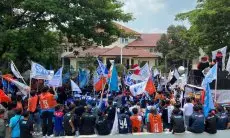 Aksi Ratusan Buruh di Depan Kantor Bupati, Tuntut UMK Tahun Depan Naik 15 Persen