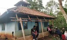 Puluhan Tahun Lapuk Dimakan Usia, Masjid di Gununghalu KBB ini Bakal Direlokasi 