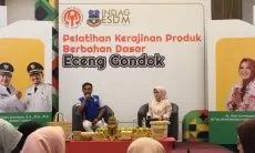 Pemkab Garut Latih Masyarakat Manfaatkan Eceng Gondok jadi Kerajinan