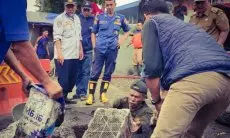 Dinilai Cukup Efektif Atasi Banjir Cileuncang, Warga di Lembang Lakukan Normalisasi Saluran Drainase di Jalan Panorama 