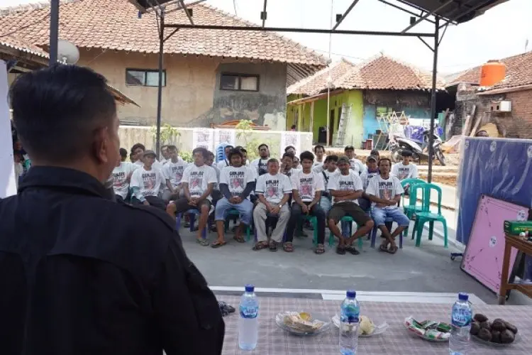 Sambil Benahi Lapangan, Kajol Dukung Ganjar Berikan Perlengkapan Olahraga 