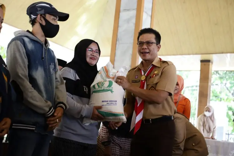 Kendalikan inflasi, Pemkab Bandung Gelar Operasi Pasar Beras Medium