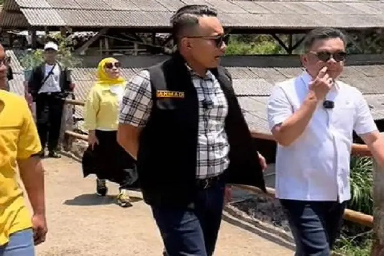 Ahmad Hidayat Tinjau Peternakan Sapi Perah di Kabupaten Bandung
