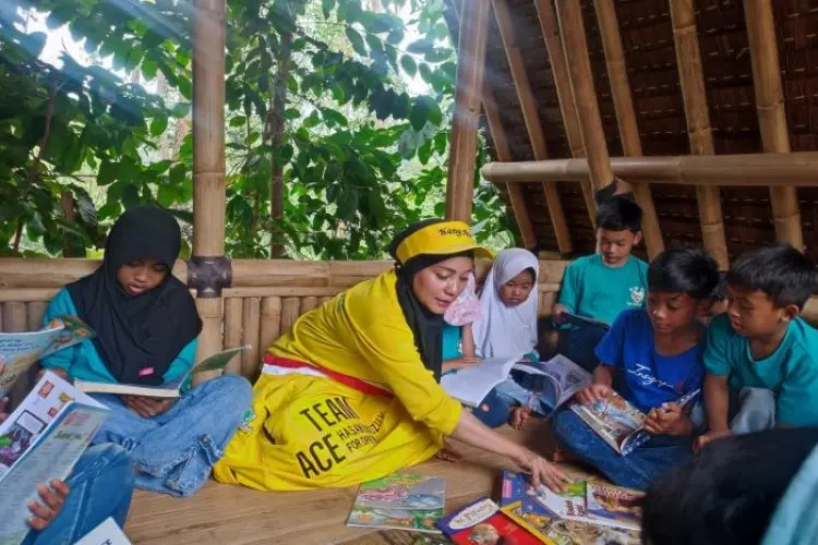 Bermalam di Kampung Adat Legok Kiara Ciwidey, Ketua IIPG Jabar Bakar Semangati Murid Sekolah Alam Bagea Baca Banyak Buku