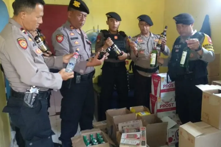 Gudang Miras Ilegal di Tasikmalaya digerebek Polisi