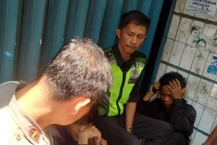 Warga Kepung dan Tangkap Dua Orang Pelaku Pencurian Tas di Jalan Leuwipanjang