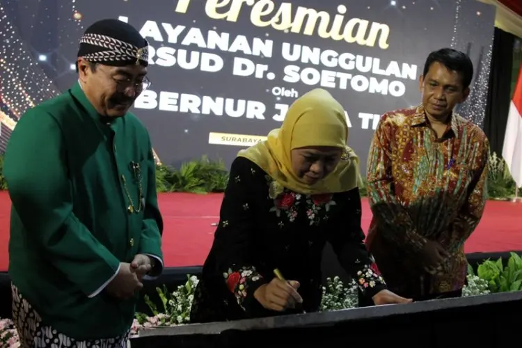 Pakai Jilbab Kuning di HUT ke-59, Golkar Mulai Goda Khofifah untuk Jadi Kader