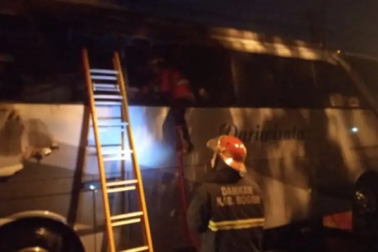 Hendak Jemput Wisatawan, Bus Pariwisata Hangus Terbakar di Gunung Batu