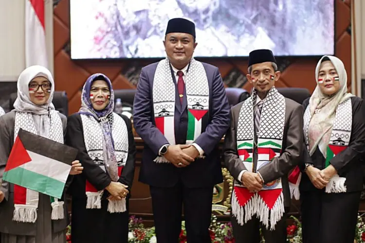 Rapat Paripurna DPRD Kabupaten Bogor Diwarnai Bendera Atribut Palestina