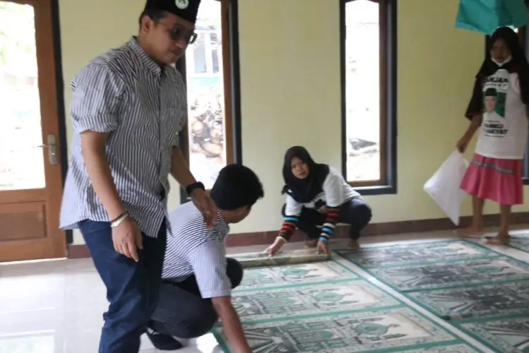 Santri Dukung Ganjar Bersama Warga Garut Gotong Royong Renovasi Masjid