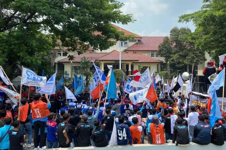 Aksi Ratusan Buruh di Depan Kantor Bupati, Tuntut UMK Tahun Depan Naik 15 Persen