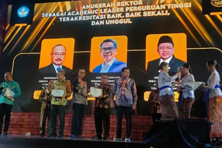 Rektor UIKA Bogor Dianugerahi Academic Leader Terbaik 2023