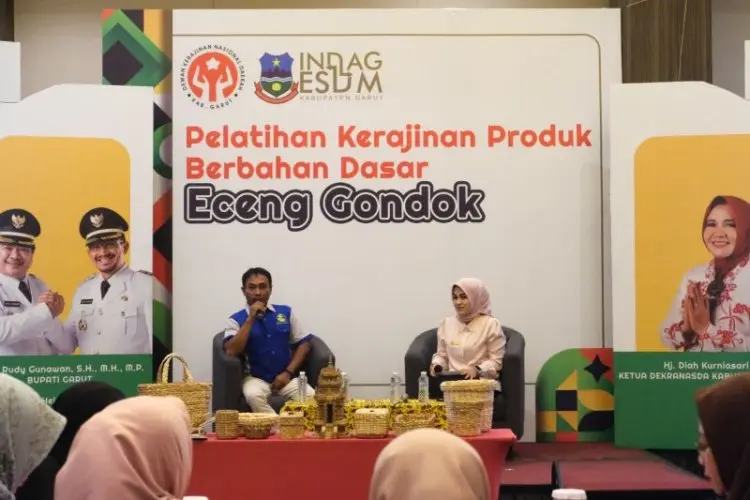 Pemkab Garut Latih Masyarakat Manfaatkan Eceng Gondok jadi Kerajinan