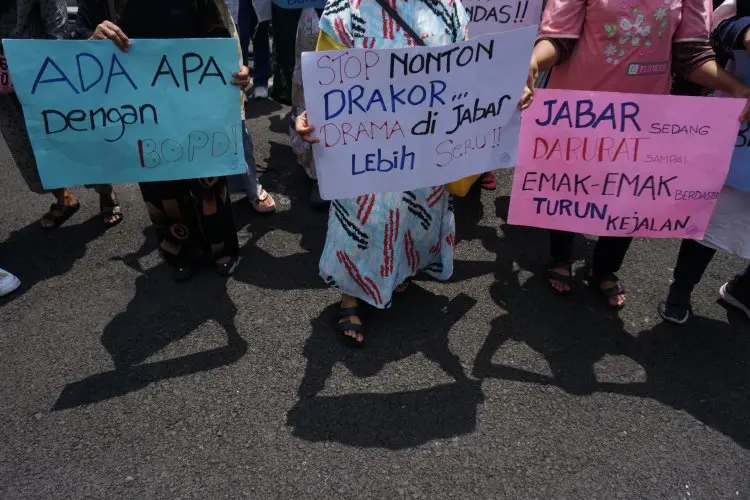 Foto: Aksi Orang Tua Siswa Tolak Pungutan Bagi Siswa KETM